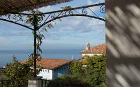 Es gibt doch nichts schöneres, als auf der Terrasse zu sitzen und auf das Meer zu schauen. 